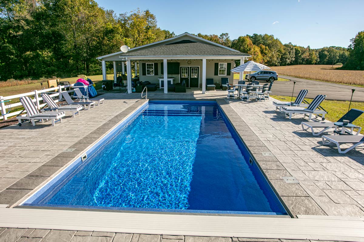 Corinthian 16 Model: 15' 10" x 40' | Latham Pool
