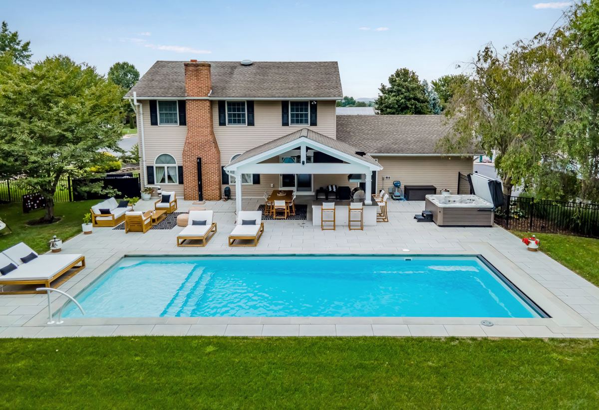 Corinthian 16 Model: 15' 10" x 40' | Latham Pool