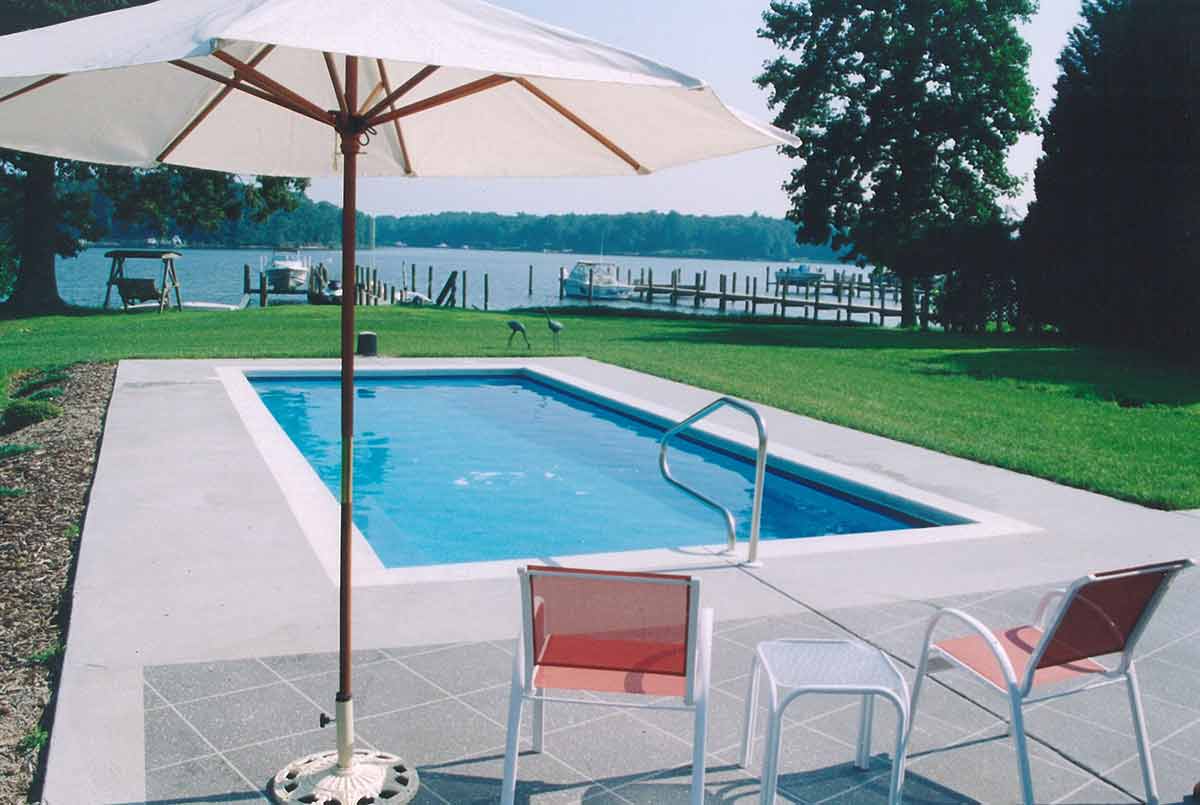 Claremont 14' x 33' Model Pool Latham Pool