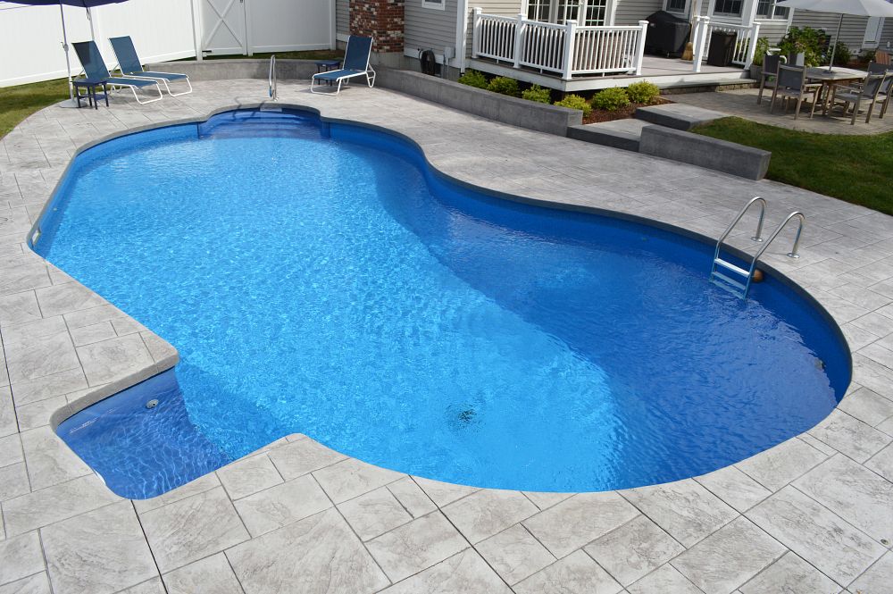 Latham Vinyl Liner Pools Kidney | BLUE GRANITE inground pool