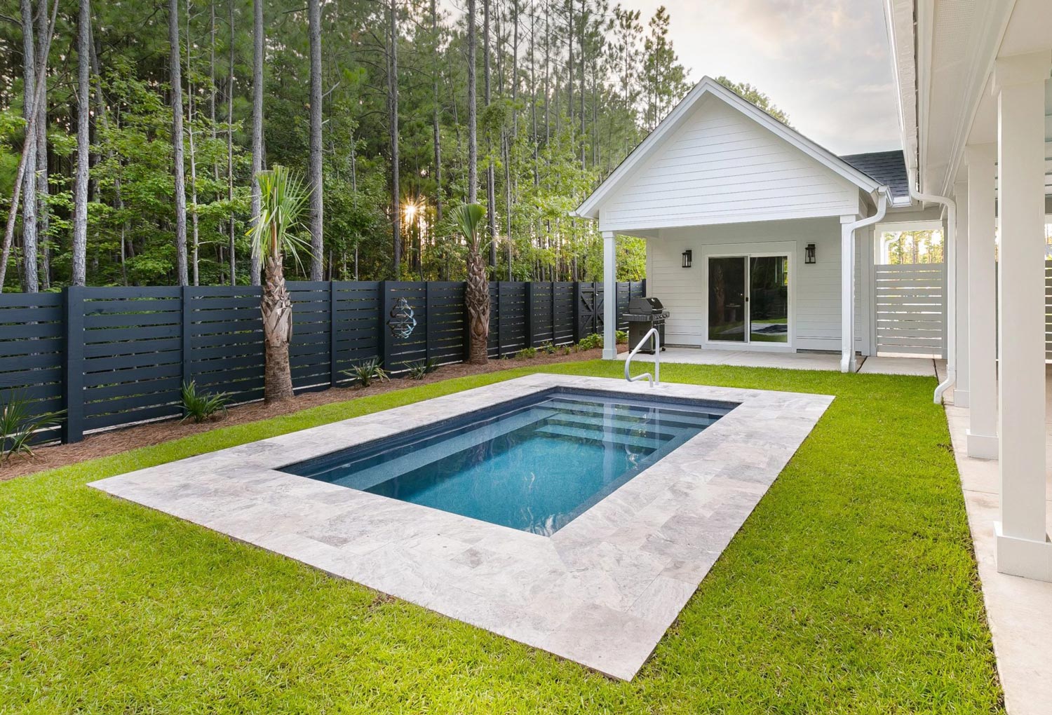 harmony-majestic-blue-fiberglass-white-columns-scaled
