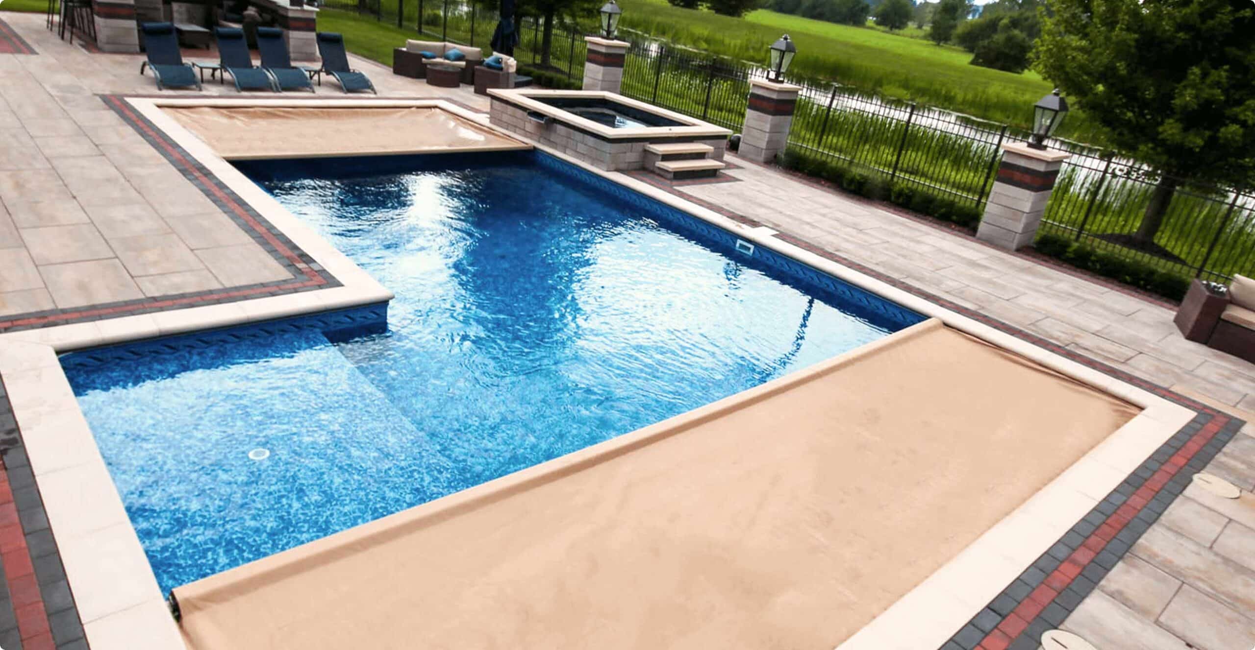 Inground l-shaped vinyl liner pool with automatic safety cover