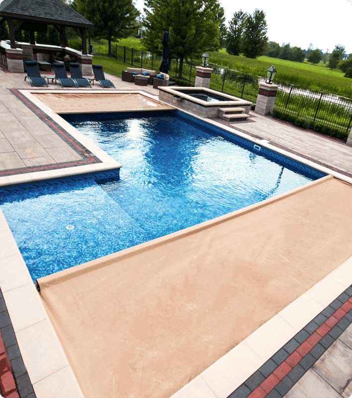 Inground l-shaped vinyl liner pool with automatic safety cover