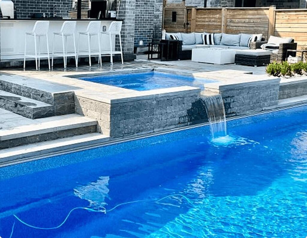 05_t_product-overview_spas_royal-spillover_11latham-vinyl-liner-spillover-spa-autocover.jpg_2x